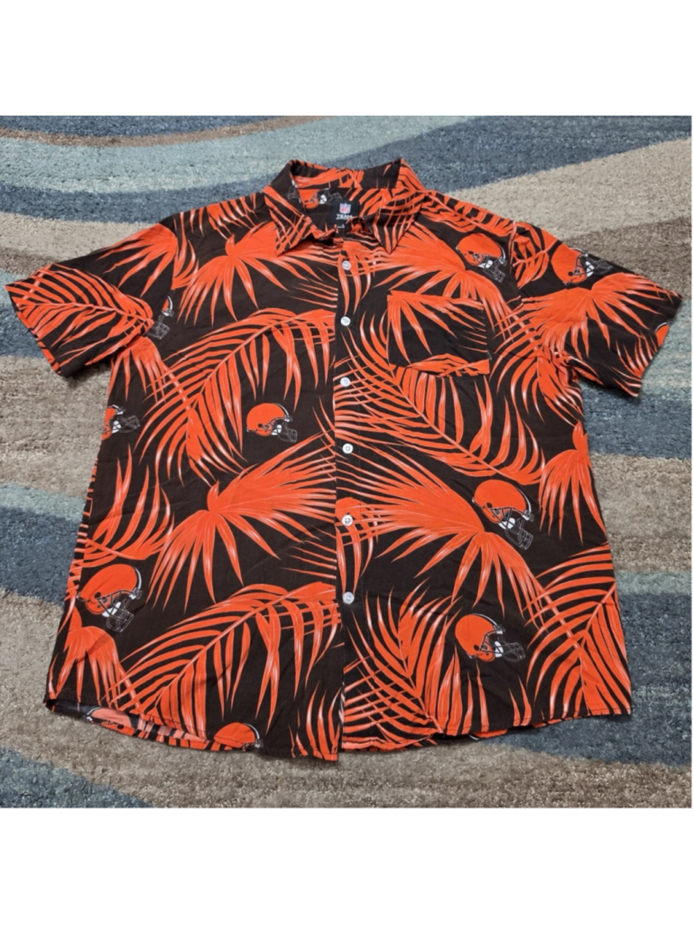 Cleveland Browns Hawaiian Shirt Mens L Football Helmets NFL Button Front
